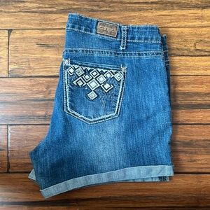 embroidered denim shorts. 🩶